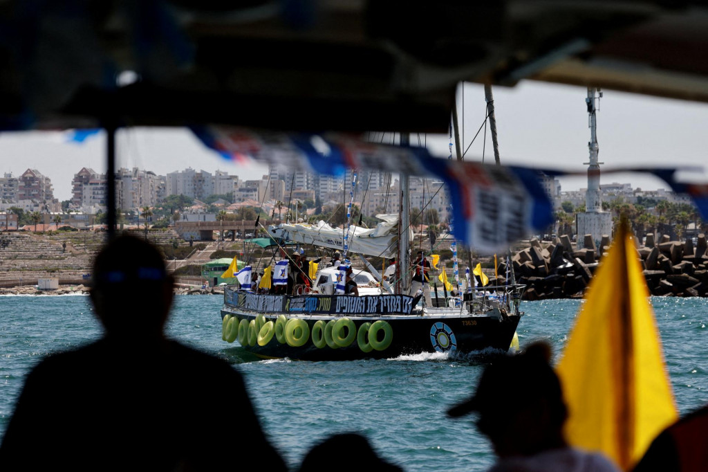 Rodiny izraelských rukojemníkov sa plavia z prístavu Aškelon k námornej hranici Gazy. FOTO: Reuters