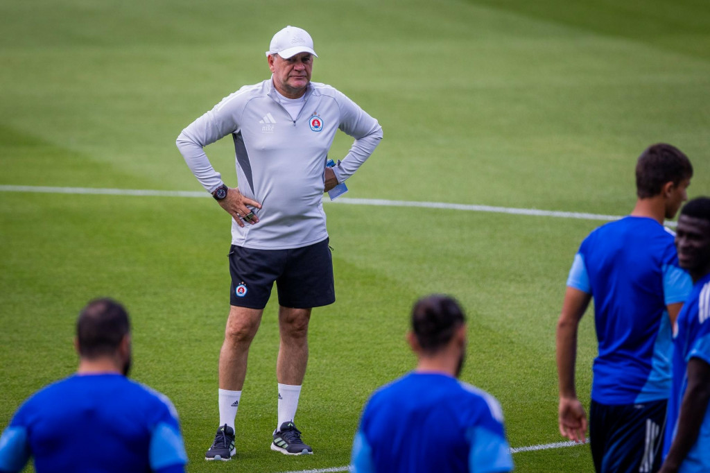 V utorkovej odvete na Tehelnom poli bude tréner Vladimír Weiss domácemu Slovanu chýbať kvôli disciplinárnemu trestu. FOTO: Profimedia.sk