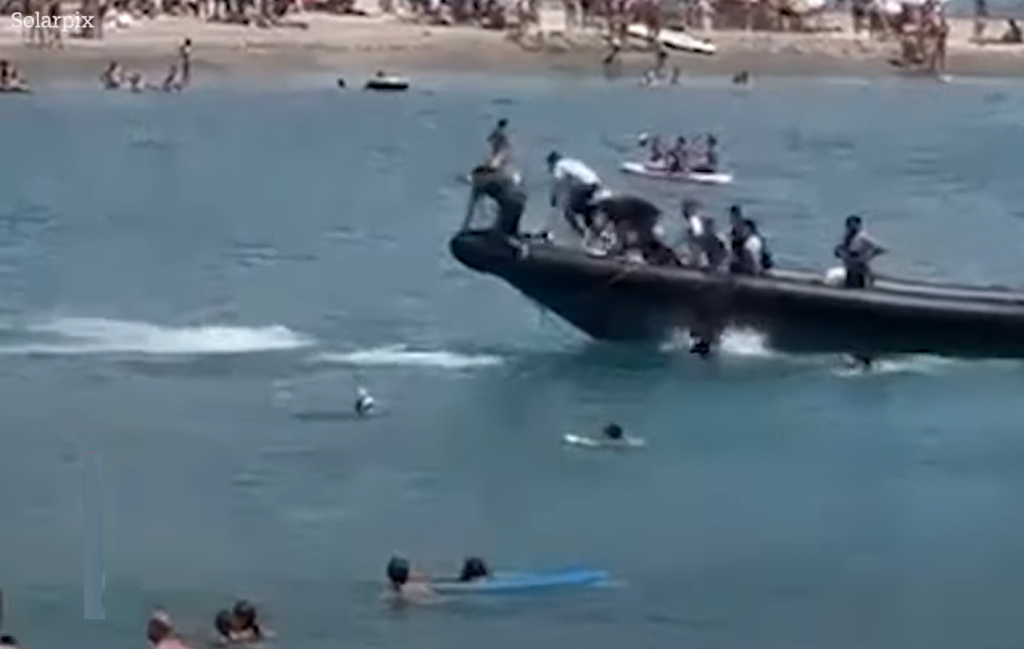 Migranti prichádzajú na lodi k španielskemu pobrežiu. FOTO: YouTube/The Sun