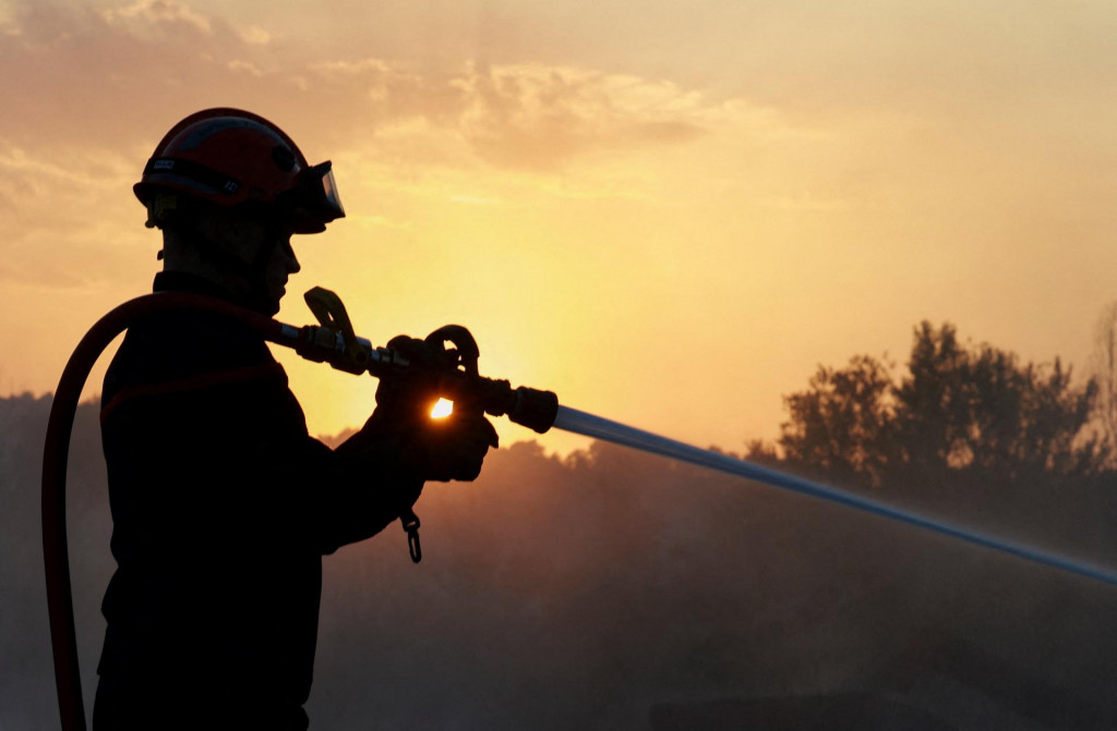 Hasiči v južnom Francúzsku. FOTO: Reuters