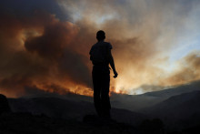 Lesný požiar na okraji Mombeltranu v Španielsku. FOTO: Reuters