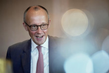 Nemecký kancelár Friedrich „Fritze“ Merz zachytený v dobrej nálade počas zasadnutia svojej vlády, ktoré sa v Berlíne konalo 30. júla. FOTO: TASR/AP