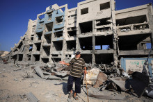 Palestínsky muž kontroluje miesto okolo evakuovanej kliniky UNRWA, kde sa ukrývali vysídlení ľudia po izraelskom útoku v meste Gaza. FOTO: Reuters