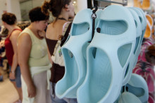 Firma Crocs počíta s tým, že clá zavedené americkým prezidentom Donaldom Trumpom na ňu v druhej polovici roka budú mať dopad 40 miliónov dolárov. FOTO: REUTERS
