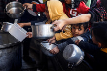 Palestínske deti čakajú na jedlo v Gaze. FOTO: Reuters