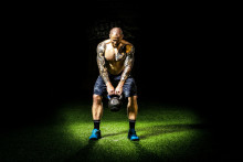 Kettlebell si s rýchlou aj výbušnou silou rozumie.