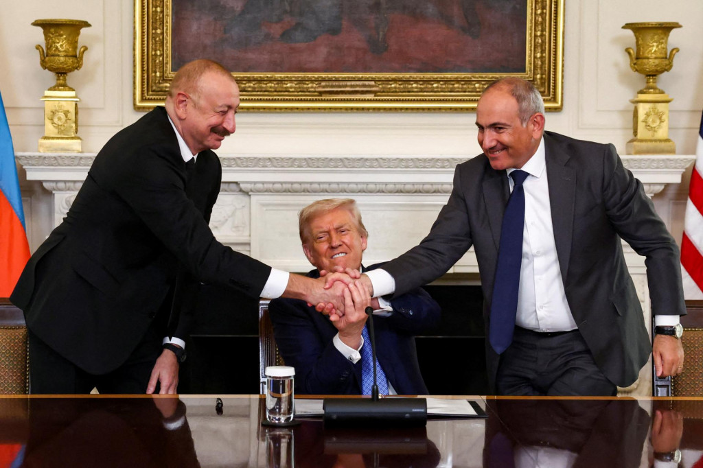 Na snímke sú arménsky premiér Nikol Pašinjan, azerbajdžanský prezident Ilham Alijev a Donald Trump. FOTO: REUTERS