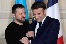 Zľava ukrajinský prezident Volodymyr Zelenskyj a francúzsky prezident Emmanuel Macron. FOTO: X