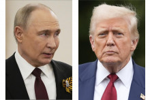 - Na kombosnímke prezident Ruska Vladimir Putin 9. mája v Moskve a prezident USA Donald Trum vo Washingtone 1. augusta 2025. Ruský prezident Vladimir Putin sa vo štvrtok stretol s indickým poradcom pre národnú bezpečnosť Adžitom Dovalom. Deň predtým Washington zvýšil clá proti Indii za nákup ruskej ropy. FOTO TASR/AP