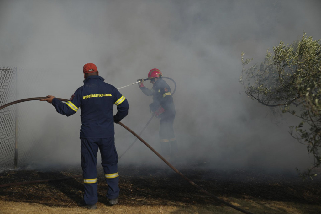 Hasiči sa snažia uhasiť rozsiahly požiar v Keratea, na okraji Atén. FOTO: TASR/AP