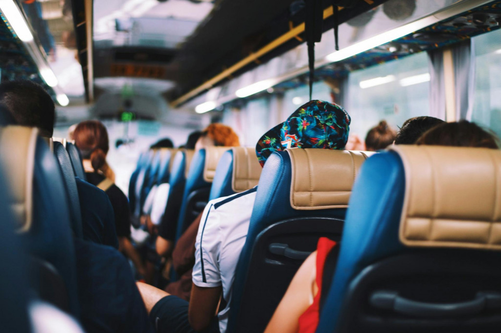 Mladá žena zomrela v autobuse s 26 iPhonmi na tele