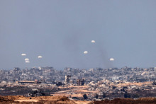 Nad pásmom Gazy boli zo vzduchu zhadzované balíky humanitárnej pomoci. FOTO: Reuters