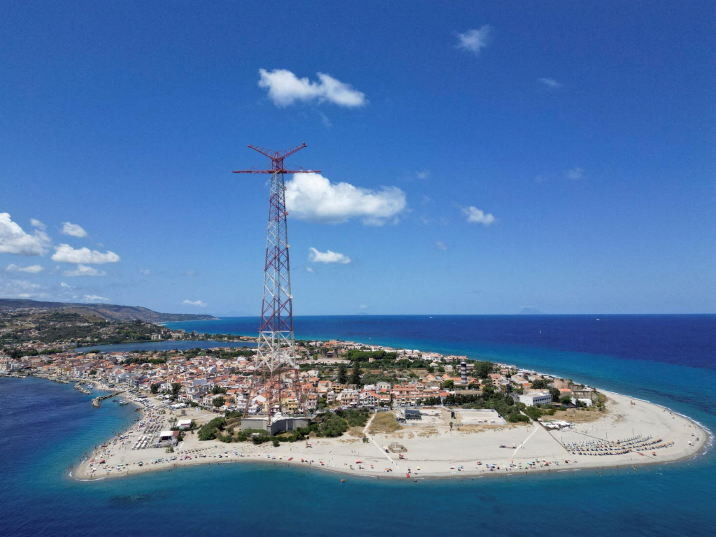 Pohľad z dronu ukazuje sicílske pobrežie viditeľné cez Messinskú úžinu, ktorá je súčasťou plánovaného miesta pre výstavbu visutého mosta spájajúceho Sicíliu s pevninským Talianskom v talianskej Messine, ktorého výstavba by mala byť dokončená v roku 2032. FOTO: Reuters