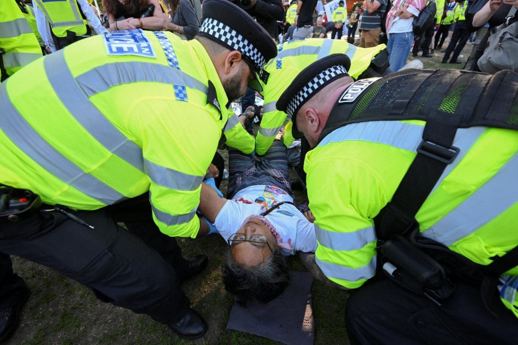 Policajti zadržiavajú demonštranta počas zhromaždenia organizovaného organizáciou Defende Our Juries, na ktorom spochybňujú zákaz „Palestine action“ britskou vládou v rámci protiteroristických zákonov na námestí Parlamentu v Londýne.. FOTO: Reuters