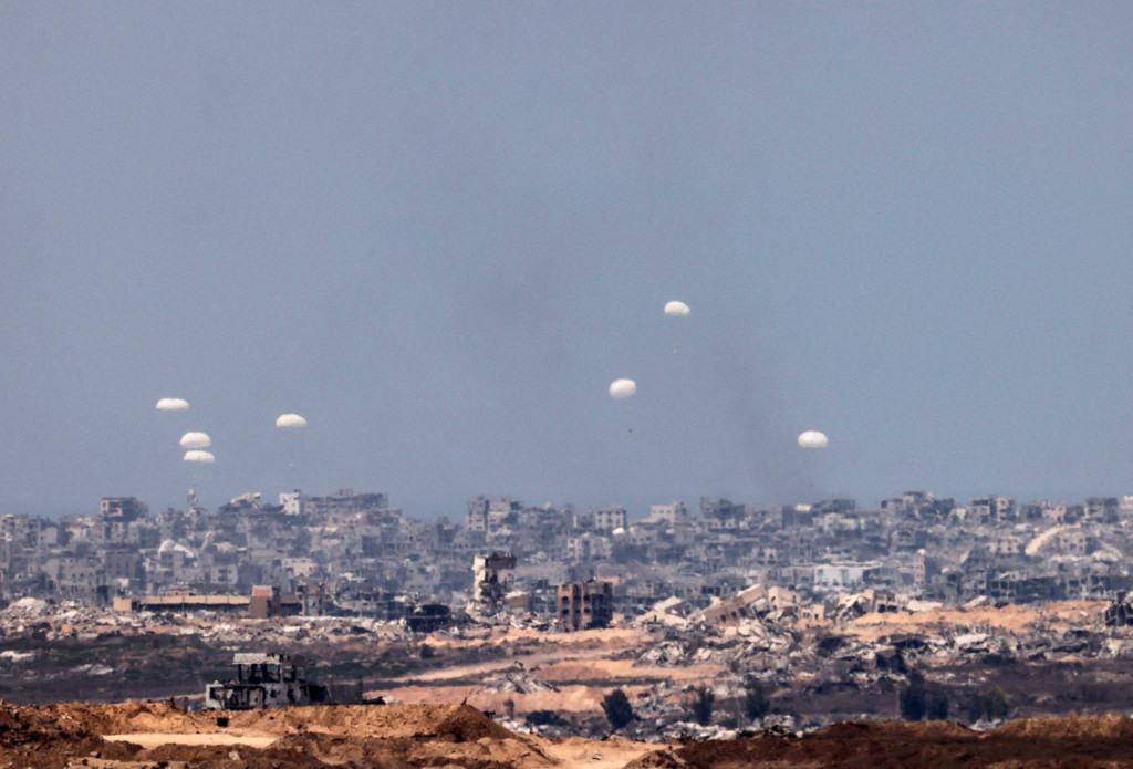 Nad pásmom Gazy boli zo vzduchu zhadzované balíky humanitárnej pomoci. FOTO: Reuters