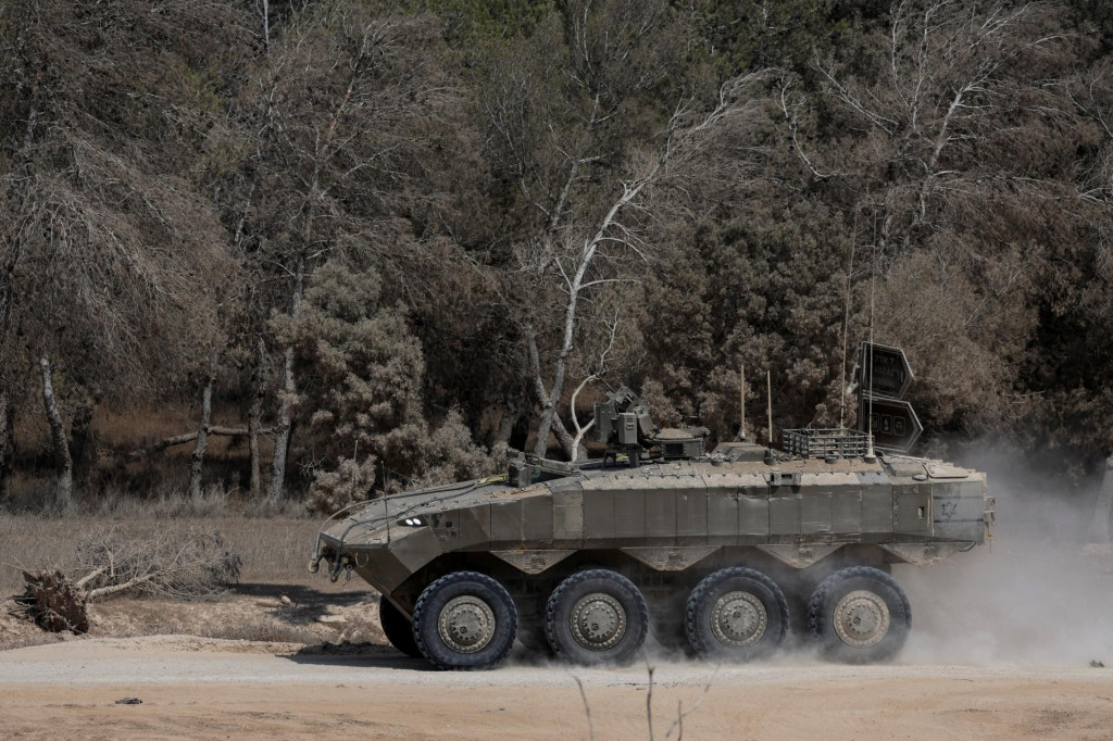 Izraelské vozidlo v Gaze. FOTO: Reuters