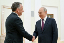 Ruský prezident Vladimir Putin víta vyslanca amerického prezidenta Donalda Trumpa Steva Witkoffa. FOTO: Reuters