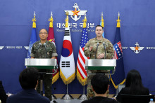 Plukovník Lee Sung-jun, riaditeľ pre verejné záležitosti Zboru náčelníkov štábov Južnej Kórey, a plukovník Ryan Donald, riaditeľ pre verejné záležitosti Veliteľstva OSN, Veliteľstva kombinovaných síl a Ozbrojených síl Spojených štátov v Kórei. FOTO: Reuters