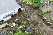 Letecký pohľad na obytnú oblasť zaplavenú blatom po silnom daždi v Kirišime v prefektúre Kagošima v Japonsku. FOTO: Reuters/Kjódó