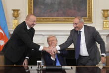 Na snímke americký prezident Donald Trump (uprostred), azerbajdžanský prezident Ilham Alijev (vľavo) a arménsky premiér Nikol Pašinjan počas podpsiu dohody vo Washingtone 8. augusta 2025. FOTO: TASR/AP
