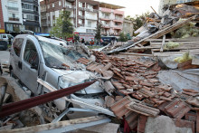Poškodené vozidlo leží pod troskami zrútenej budovy po zemetrasení na západe Turecka. FOTO: Reuters