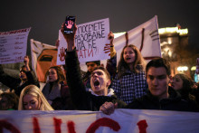 Študenti Belehradskej univerzity protestujú proti srbskému prezidentovi Aleksandrovi Vučićovi (11. decembra 2024). FOTO: Reuters