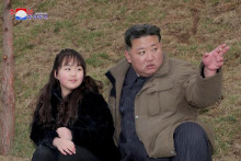 Severokórejský vodca Kim Čong-un a jeho dcéra. FOTO: Reuters