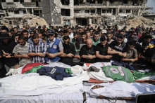Palestínčania sa modlia nad telami novinárov, vrátane korešpondentov al-Džazíry Anása aš-Šarífa a Mohameda Kureika, ktorí zahynuli počas izraelských leteckých útokov v Pásme Gazy. FOTO: TASR/AP