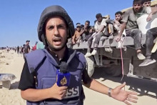 Na nedatovanej snímke z videa zverejnenej v pondelok 11. augusta 2025 je počas živého vstupu v meste Gaza novinár, korešpondent al-Džazíry Anás aš-Šaríf, ktorý zahynul spolu s ostatnými novinármi počas izraelských leteckých útokov v Pásme Gazy. FOTO: TASR/AP