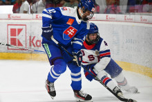 Na snímke sprava Kade Meyer (USA) a Oliver Ozogány (Slovensko) bojujú o puk počas hokejového zápasu Slovensko 18 - USA 18 na prestížnom turnaji hráčov do 18 rokov Hlinka Gretzky Cup v Trenčíne. FOTO: TASR/Martin Medňanský