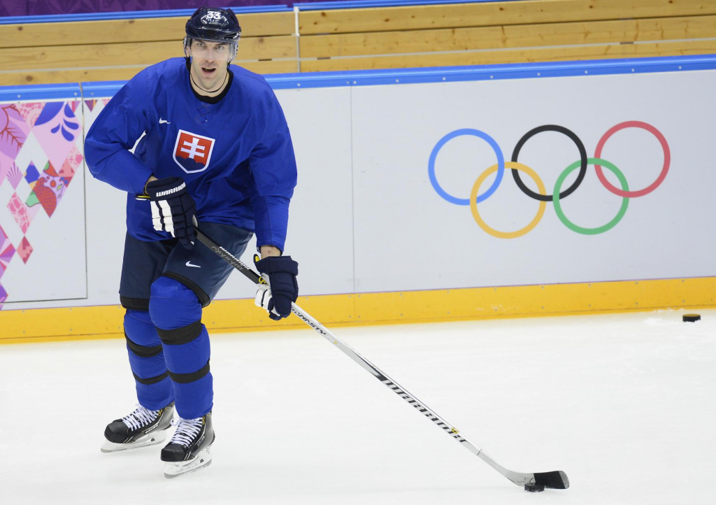 Na archívnej snímke Zdeno Chára ako kapitán slovenskej reprezentácie na ZOH 2014 v Soči. FOTO: TASR/Michal Svítok