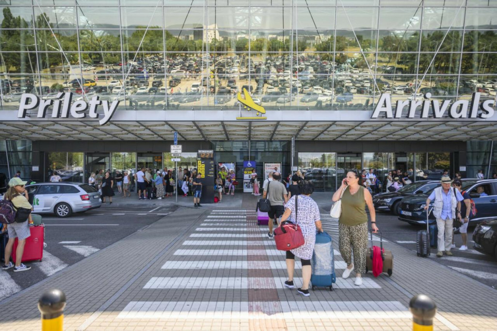 Od januára do konca júla tohto roka bratislavské letisko odbavilo celkovo 1 234 087 cestujúcich. To je o 16 percent viac ako za rovnaké obdobie minulého roka. FOTO: TASR/J. Novák