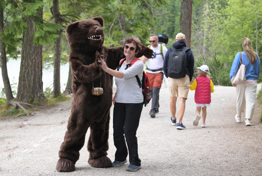 Na snímke turisti s medveďom na Štrbskom Plese vo Vysokých Tatrách 19. júla 2025.

FOTO: TASR/F. Iván