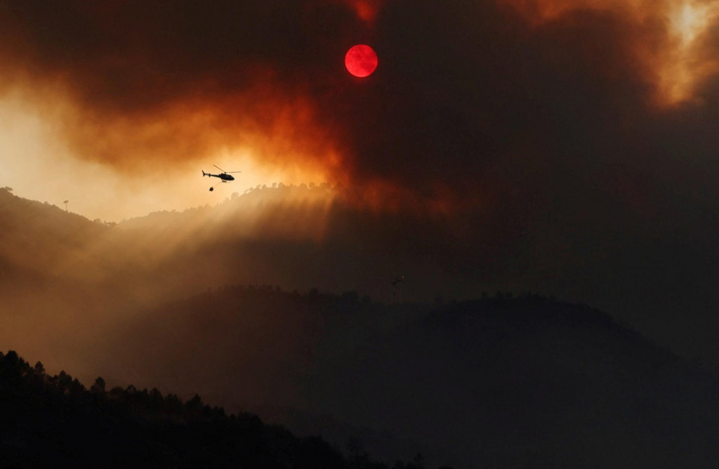 Lesný požiar na okraji Mombeltranu v Španielsku. FOTO: Reuters