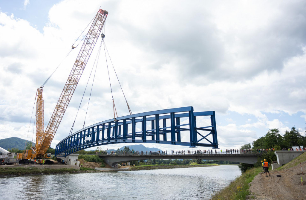 Na snímke priebeh položenia konštrukcie cyklomosta cez Hričovský kanál pri obci Hvozdnica v okrese Bytča. FOTO: TASR/Daniel Stehlík