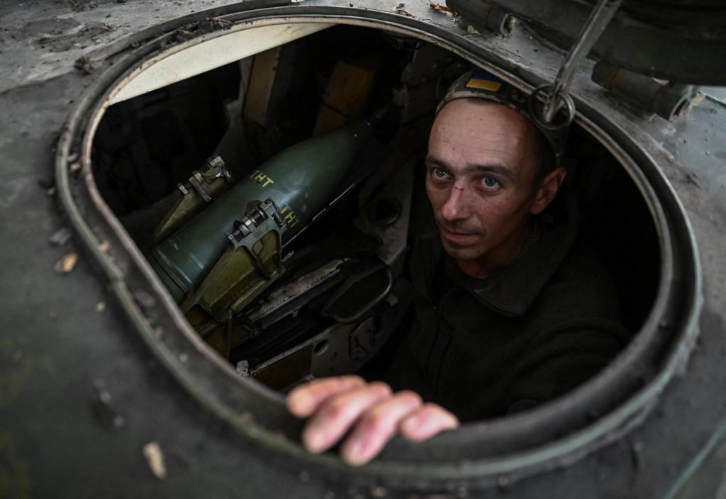 Pokrovsk. Príslušník ukrajinskej 152. brigády horských poľovníkov v útrobách húfnice 2S1 Gvozdika (5. augusta 2025). FOTO: Reuters