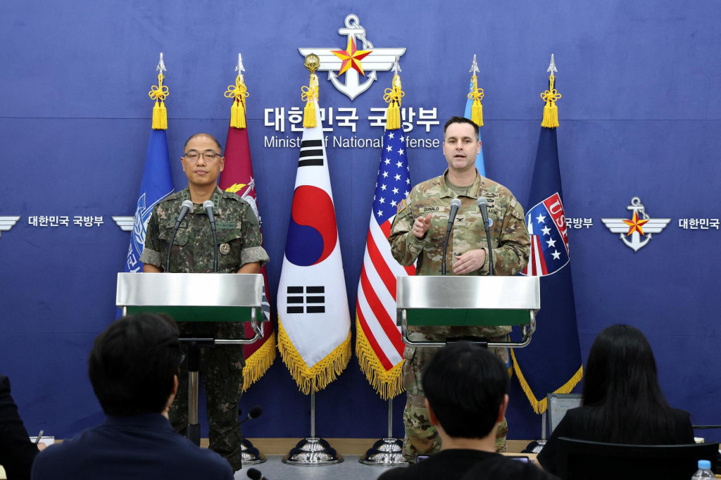 Plukovník Lee Sung-jun, riaditeľ pre verejné záležitosti Zboru náčelníkov štábov Južnej Kórey, a plukovník Ryan Donald, riaditeľ pre verejné záležitosti Veliteľstva OSN, Veliteľstva kombinovaných síl a Ozbrojených síl Spojených štátov v Kórei. FOTO: Reuters
