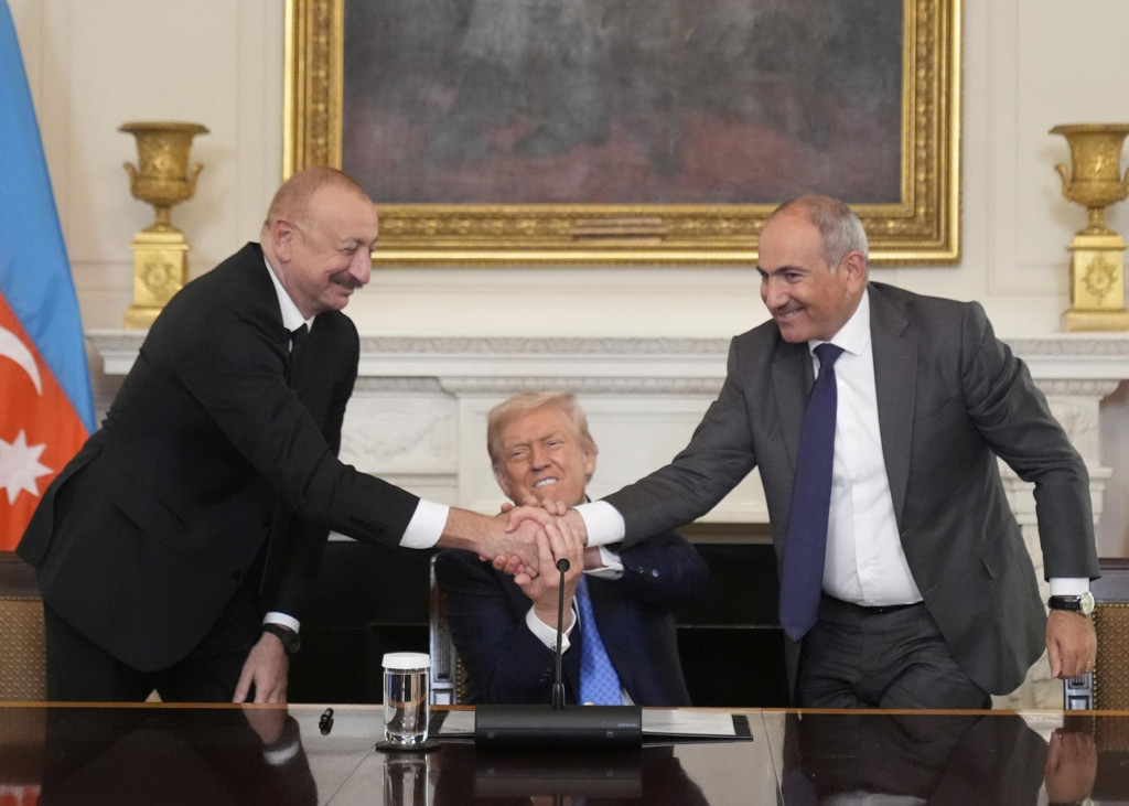 Na snímke americký prezident Donald Trump (uprostred), azerbajdžanský prezident Ilham Alijev (vľavo) a arménsky premiér Nikol Pašinjan počas podpsiu dohody vo Washingtone 8. augusta 2025. FOTO: TASR/AP