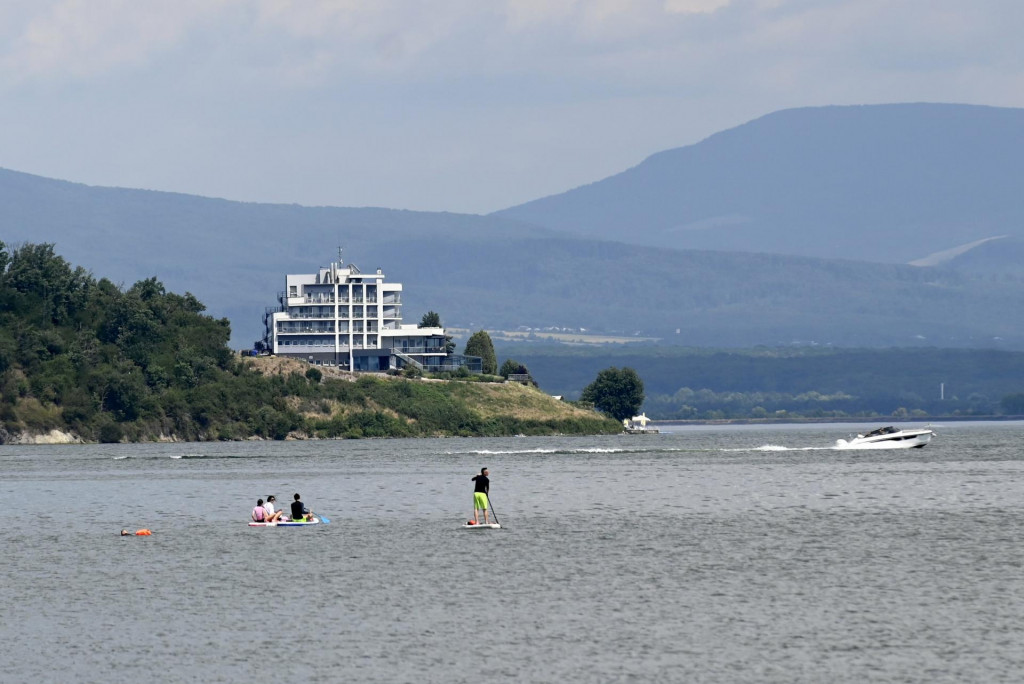 Na snímke v pozadí hotel Granit a rekreanti na padelboardoch v rekreačnom stredisku Lúč na Zemplínskej šírave. FOTO: TASR/Roman Hanc