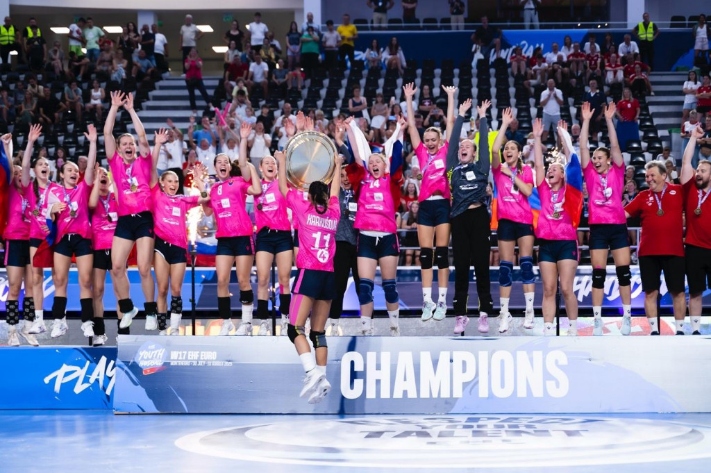 Mladé Slovenky ovládli tohtoročný európsky šampionát hádzanárok do 17 rokov a zaslúžene sa tešia zo zisku zlata. FOTO: Facebook (Slovak Handball Federation)