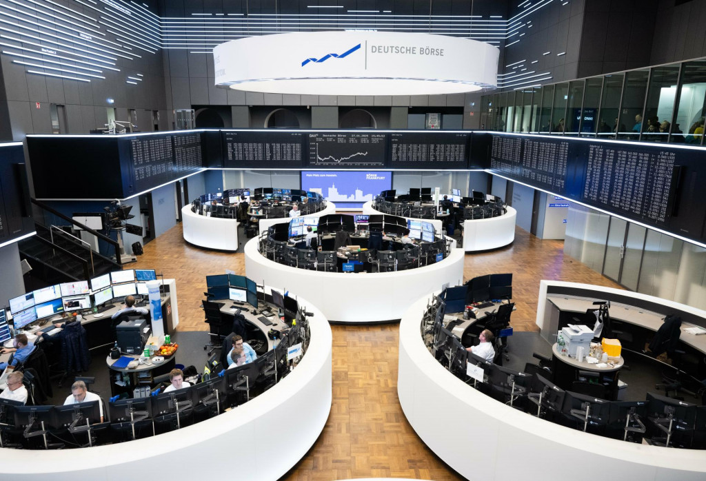 Burzoví makléri obchodujú na burze v nemeckom Frankfurte nad Mohanom.