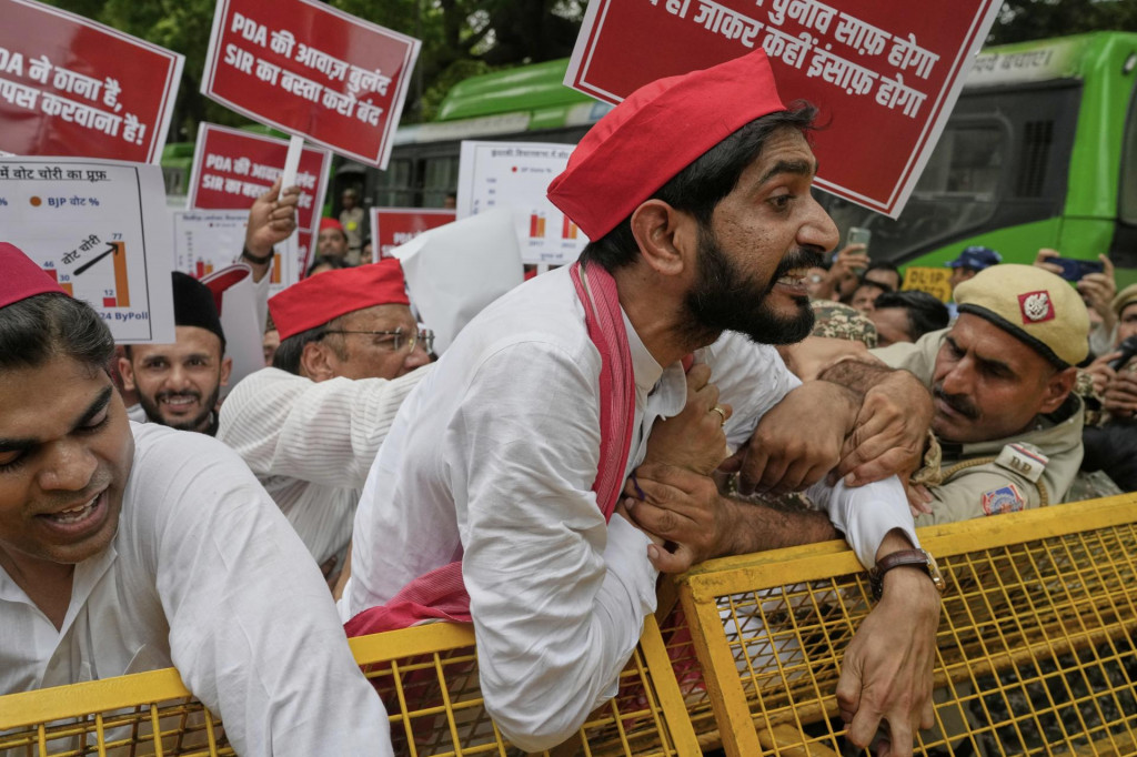 R&ocirc;zni ved&uacute;ci predstavitelia opoz&iacute;cie protestuj&uacute; proti &uacute;dajn&yacute;m volebn&yacute;m podvodom a požaduj&uacute; zru&scaron;enie kontroverznej rev&iacute;zie zoznamu voličov v jednom z najchudobnej&scaron;&iacute;ch &scaron;t&aacute;tov krajiny v indickej metropole Na&iacute; Dill&iacute;. FOTO: TASR/AP