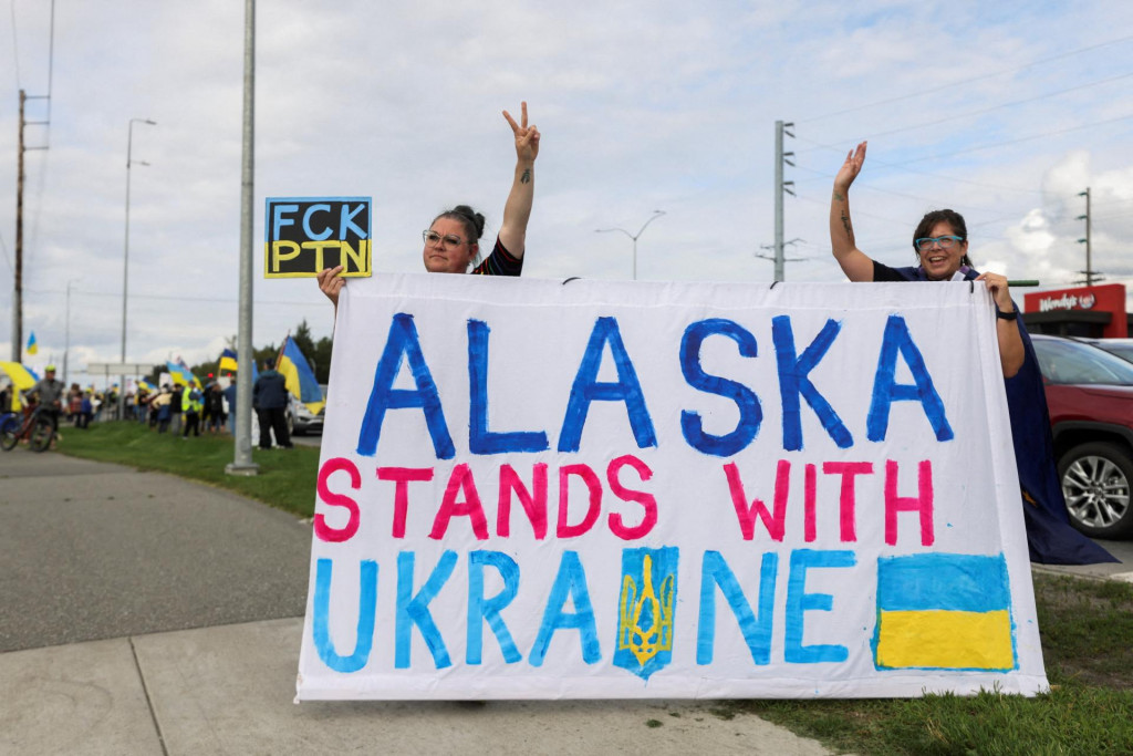 V aljašskom meste Anchorage - mieste konania summitu Donalda Trumpa a Vladimira Putina - sa konal protest na podporu Ukrajiny. FOTO: Reuters