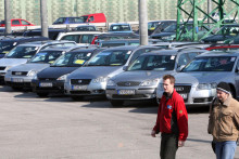 Na snímke jazdené autá v autobazare. FOTO: Pavol Funtál