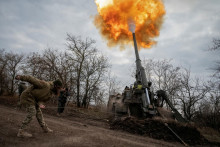 Ukrajinská vojačka strieľa zo samohybného dela v Chersonskej oblasti na Ukrajine. FOTO: Reuters