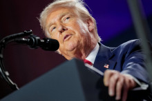 Na snímke americký prezident Donald Trump reční na summite o AI. FOTO: REUTERS