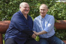 Ruský prezident Vladimir Putin (vpravo) a bieloruský prezident Alexandr Lukašenko. FOTO: TASR/AP
