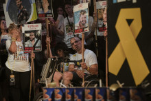 Príbuzní a podporovatelia izraelských rukojemníkov unesených palestínskym militantným hnutím Hamas do Pásma Gazy. FOTO: TASR/AP