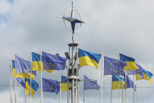 V centre Kyjeva vejú ukrajinské a európske vlajky. FOTO: Reuters
