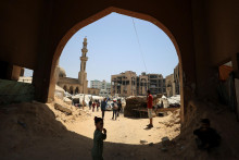 Palestínčania, vysídlení izraelskou ofenzívou, sa ukrývajú v zničenej univerzite v Gaze. FOTO: Reuters